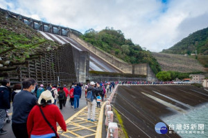 健走活動沿著南苑生態園區繞行石門水庫

