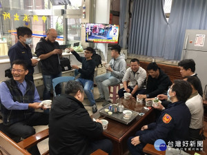 中興分局員警冬至吃湯圓暖胃又暖心。（中興分局提供）