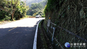 嘉義縣府在166縣道山區8處急彎、狹窄或視線不良的彎道、岔路裝設「山區彎道警示系統」／陳致愷翻攝