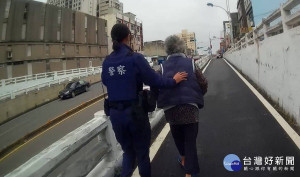 8旬老婦忘記回家路　暖警協助返家（圖／竹南分局）　