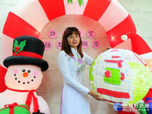 新北市立圖書館汐止分館與汐止戶政事務所合作舉辦「許下希望，妝點許願燈」活動，邀請來自奈及利亞、越南、印尼、及中國等新住民一起畫耶誕創意燈籠