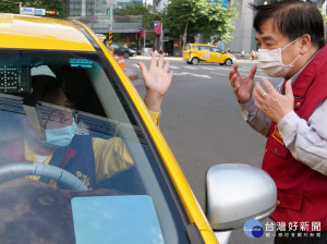 新北市交通局長鍾鳴時下午更率員前往板橋公車站、板橋臨時客運站和板橋車站計程車招呼站加強稽查