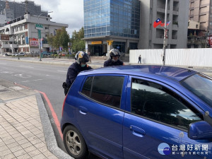 新莊警分局二名員警昨（22）日下午巡邏行發現一輛自小客車停放路旁，經詢問始知車輛拋錨，員警二話不說主動協助推車，將車輛推了快50公尺到避車彎