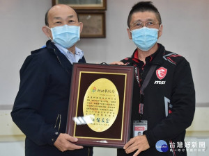 教育局副局長歐人豪頒微星科技感謝獎牌，感謝提供弱勢家庭的孩子們豐富且多元的學習資源