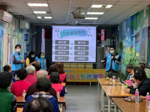中嘉數位天空有線電視23日於板橋區福德里里民活動中心安排「社區影視學堂」，與大哥大姐們分享辨別假訊息的撇步