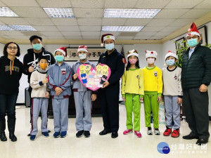 海山國小同學們也在校長林瑞昌的帶領下，前來感謝警察同仁平日維護學童上下學時段護童的辛勞，並祝福警察叔叔阿姨們都能聖誕快樂