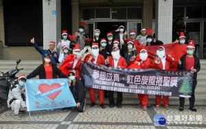 愛心慈幼社快閃隊伍出發前，江金山校長鼓勵同學要發揮青年的熱情與愛心。
