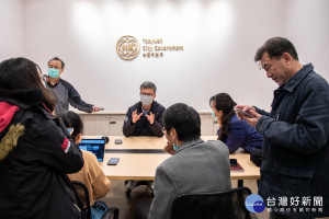 因應疫情發展市府將從嚴評估跨年晚會及元旦升旗舉辦可行性，桃園市政府新聞處長詹賀舜提出說明。