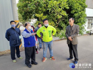 
市議員施志昌爭取外埔水美里仁美新闢停車場，二十五日舉辦會勘，預開闢二十格停車位，並保留原有樹木做遮蔭之用。（記者陳榮昌攝）