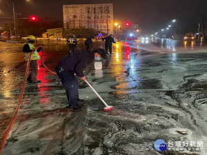 警方清油汙。林重鎣攝