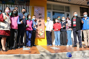 市長侯友宜、客家局長林素琴、教育局副局長歐人豪、立委洪孟楷、議員鄭戴麗香、陳偉杰、鄭宇恩、淡水區長巫宗仁、淡水國小吳惠花校長等共同揭牌