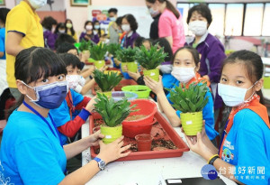 第八屆新北市「環保小局長12堂課」系列活動開課，首先安排黃金資收站實作、清潔隊出勤及資收場巡禮等三堂課體驗一日清潔隊長