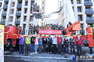 縣長王惠美與與會貴縣議員黃千宴、李寶銀、林茂明、李成濟、彰化市代表會主席陳文賓、彰化縣消防局代理局長邱聰佳、秘書蔡副彬、彰化縣義勇消防總隊總隊長許叙銘、義消、防火宣導及義消特搜大隊等人參與演練現場。