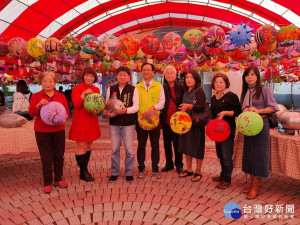 彰化市長林世賢等人邀請全體市民參加彩繪燈籠祈福活動。圖／記者鄧富珍攝