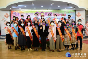 彰化縣長王惠美頒獎表揚20位優秀同仁。圖／記者鄧富珍攝