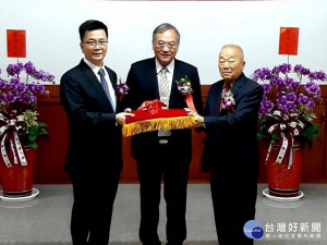 董事長交接。