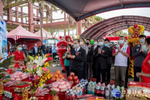 市長和與會來賓上香祈福，祈求工程順利 