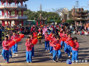 

龍峰國小創校百週年、四箴國中創校五十年，三十日二校在永順宮參拜，學生在廣場上表演活動精彩，吸引人潮圍觀，場面熱鬧。（記者陳榮昌攝）
