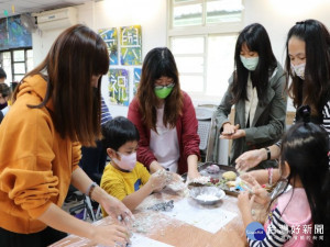 
弘光科大餐旅管理系學生歲末年終送暖發揮愛心，舉辦家扶中心義賣、製作餐點分送給弱勢民眾，還教學童做湯圓。（記者陳榮昌攝）



