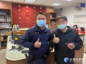 警員李群英及備勤警員鄭又銘共同細心調閱監視器並積極聯絡下，在短短40分鐘便聯絡上計程司機，司機主動將手機送到派出所