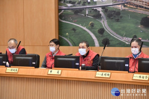 市長侯友宜30日主持第100次防疫應變會議暨市政會議，強調全球疫情仍然嚴峻，面對不可測的疫情挑戰，市府將持續滾動檢討各項應變措施，積極全力備戰 