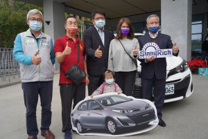 屏東安心遊百萬摸彩　汽車得主開心領車