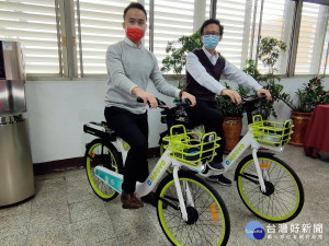 將於明年１月７日正式上路的MOOVO電動輔助自行車。左為運點科技公司總經理沈暐傑，右為縣府城觀處處長田飛鵬。圖／記者鄧富珍攝
