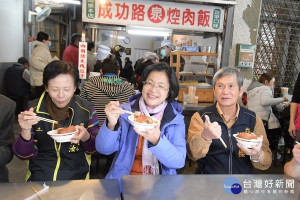 彰化縣長王惠美親自頒發標章給老闆謝泊宏後享用阿泉爌肉飯。圖／記者鄧富珍攝