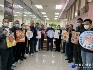 
中市政府農業局輔導大安區農會以國產豬肉研產加工食品成就非凡。農業局長說明大安肉品市場生產產銷履歷肉品皆採用不用瘦肉精的台灣國產豬肉，保證吃得健康安全。（記者陳榮昌攝）