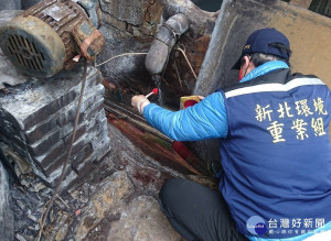 稽查人員進場稽查採水時，發現其作業廢水經桶槽收集後由其水管破裂處逕排放至橫窠溪中，現場採集水體檢驗