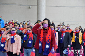彰化縣元旦升旗典禮，由縣長王惠美帶領團隊唱國歌，向國旗致敬，迎接嶄新的一年。圖／彰化縣政府提供