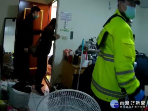 警消人員破門而入，發現胡女倒臥屋內疑似中風，立即將胡女送往醫院救治挽回一命