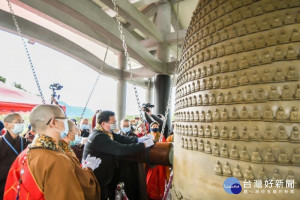 鄭市長與眾僧團共同敲鐘祈福

