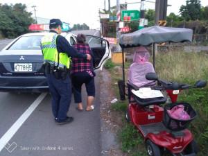 老婦駕電動車迷途他鄉沒電　警協助救援