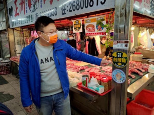 
市議員施志昌會同市政府衛生局食品安全處等官員，勘看大甲第一市場豬肉相關產品販售標示，確認是為國產或是進口豬肉。（記者陳榮昌攝）