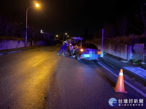 民眾汽車破輪卡半路　警積極協助道路救援