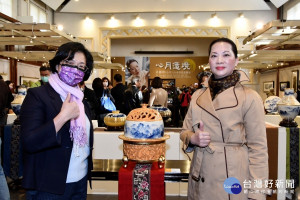 彰化縣長王惠美參觀卓麗秋山水青花展作品。右為卓麗秋老師。