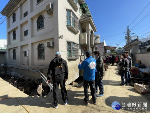 草湖交流道用地上這棟別墅東移三公尺。林重鎣攝