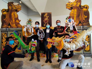 掌中戲《大俠百草翁之金光飛樂大對決》1/23員林演藝廳登場，左起為該劇導演邱一峰教授、文化局長張雀芬、第二代團長鄭成龍。圖／記者鄧富珍攝