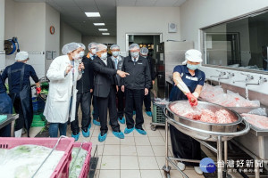 行政院長蘇貞昌視察大溪國小中央廚房營養午餐食材如何操作與落實3章1Q作情形。