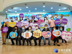 彰化縣與五大超商合作，正是啟用「幸福餐卷」。圖／記者鄧富珍攝