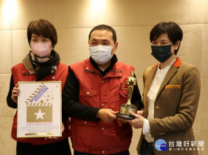 魔幻考古沙坑榮獲休士頓國際影展金獎，新北市文化局局長龔雅雯(左)及十三行博物館館長陳春蘭(右)6日於市政會議獻獎