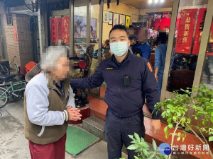 三重區83歲的陳姓老婦外出卻忘了回家的路，熱心騎士見狀立刻報案，慈福派出所警員李群英、蕭子芳迅速到場，得知老婦住處後以巡邏車載送返家