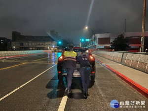 汽車拋錨巡邏員警經過發現，合力協助將車輛推往路旁安全處所

