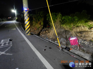 機車撞及路旁電桿，人被噴非在草叢中送醫身亡。.圖／彰化縣警局提供