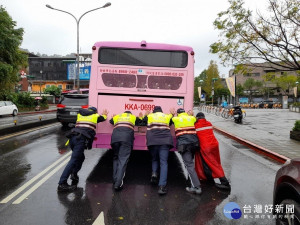 北市公車拋錨塞車　警徒手推車神救援