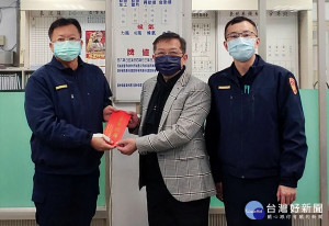 北港分局長顏偉丞關懷員警身心，特聯合雲林縣警友會北港辦事處主任林德明頒贈壽星生日禮券，此舉讓分局員警大讚「揪感心」。