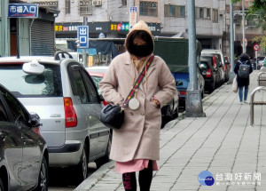 霸王級的寒流來襲，民眾住注意保暖。圖／記者鄧富珍攝