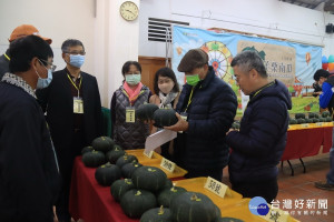 前台中農改場副場長高德錚向大家解說栗南瓜特色。（記者扶小萍攝）