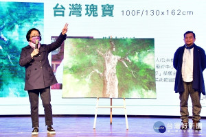 彰化縣長王惠美（左）現場拍賣陳炳臣老師作品《臺灣瑰寶》由芳苑工業區廠商協進會理事長陳國仁（右）以108萬元得標。圖／彰化縣政府提供